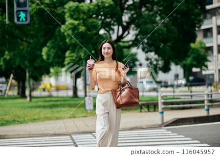 年輕女子通勤 116045957