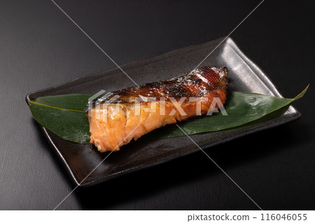Coho salmon marinated in salt and grilled 116046055
