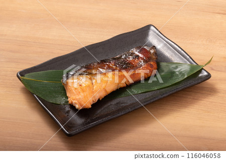 鹽和酒麯醃製的烤銀鮭魚 116046058