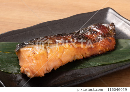 鹽和酒麯醃製的烤銀鮭魚 116046059