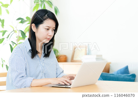 在客廳裡扮演個人電腦的女人 116046070