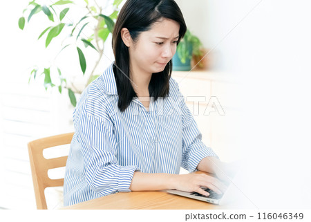 一位經營個人電腦的年輕女士 116046349