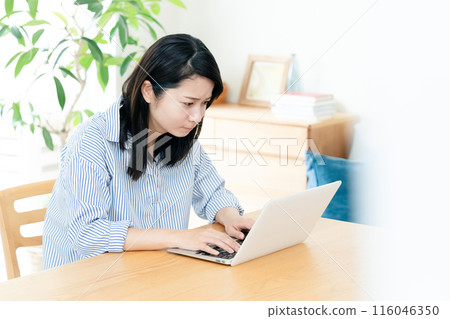 一位經營個人電腦的年輕女士 116046350