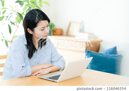 一位經營個人電腦的年輕女士 116046354