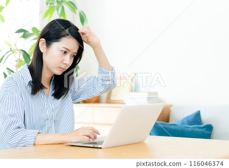 一位經營個人電腦的年輕女士 116046374