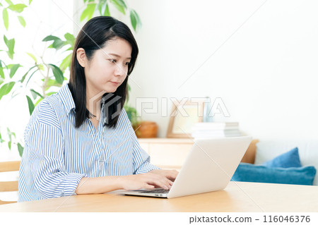 一位經營個人電腦的年輕女士 116046376