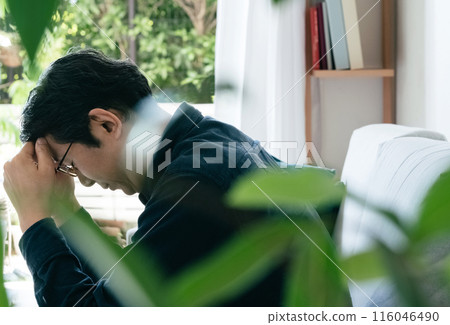 中年男子坐在沙發上思考 116046490