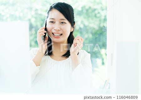 Young woman talking on a smartphone 116046809