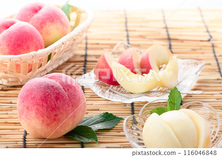 Summer fruit peach (Wakayama Prefecture peach) cut image 116046848