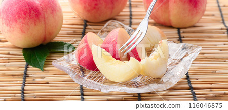 Summer fruit peach (Wakayama Prefecture peach) cut image 116046875