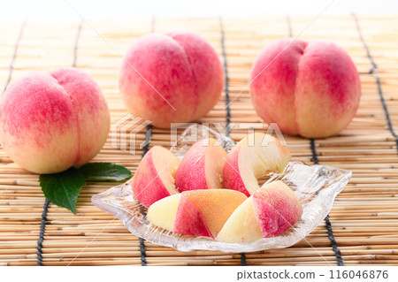 Summer fruit peach (Wakayama Prefecture peach) cut image 116046876