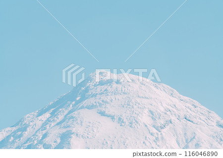 晴朗的初夏，山上被白雪覆蓋 116046890