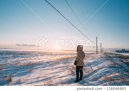 女人與野付半島的冬日夕陽景色 116046903