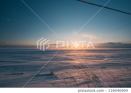 Winter scenery of the sunset on Notsuke Peninsula 116046904