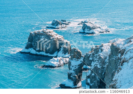 Snow scene on a sunny winter day 116046913