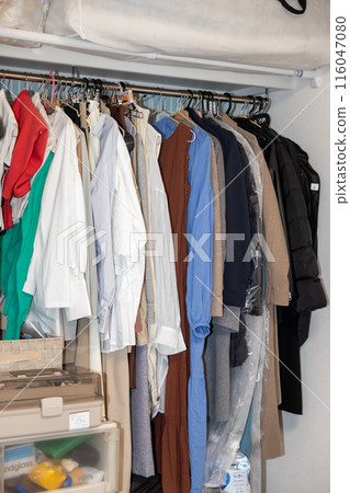 在一個年輕女子房間的衣櫥裡 116047080