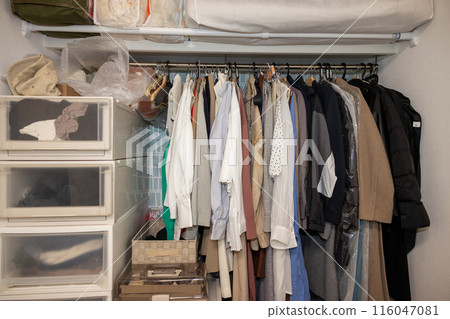 在一個年輕女子房間的衣櫥裡 116047081