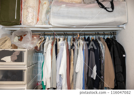在一個年輕女子房間的衣櫥裡 在一個年輕女子房間的衣櫥裡 116047082