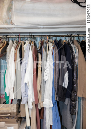 在一個年輕女子房間的衣櫥裡 116047083