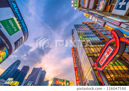 日本東京城市景觀兩架飛機穿過市中心...消除冠狀病毒...重振入境旅遊業(熙熙攘攘的外國人)...歌舞伎町 日本東京城市景觀兩架飛機穿過市中心...消除冠狀病毒...重振入境旅遊業(熙熙攘攘的外國人)...歌舞伎町 116047598