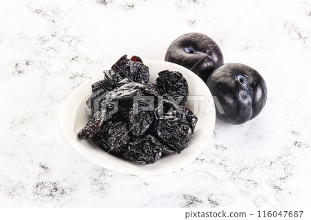 Dry prunes in thw bowl 116047687