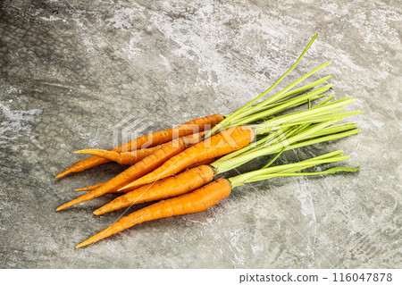 Young raw carrot heap isolated 116047878