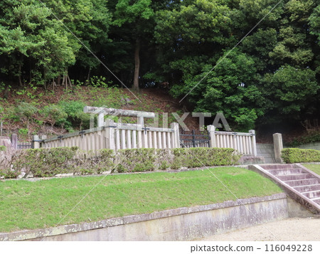 奈良縣奈良市多聞町仁正皇后墓、光明皇后墓的石柵欄和鳥居、藤原公明子之墓 116049228