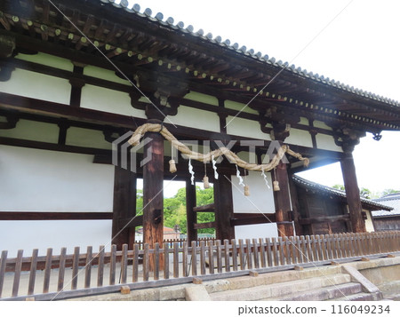 The only remaining structure that allows us to imagine the temple architecture of Todaiji Temple in the Tenpyo period, with its Tenpaimon Gate, Tegaimon Gate, and Sanken Ichido Hachikyakumon Gate style. The only remaining structure that allows us to imagine the temple architecture of Todaiji Temple in the Tenpyo period, with its Tenpaimon Gate, Tegaimon Gate, and Sanken Ichido Hachikyakumon Gate style. 116049234