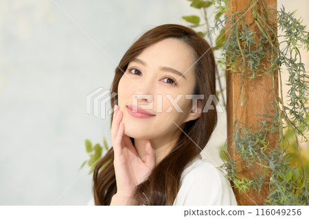 A smiling woman 116049256