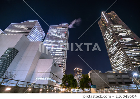 日本橫濱市景 櫻木町站前的人氣景點。橫濱地標塔等景觀後面的塔人... 116049504