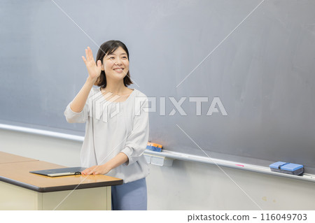 小學教室裡老師和學生告別 小學教室裡老師和學生告別 116049703