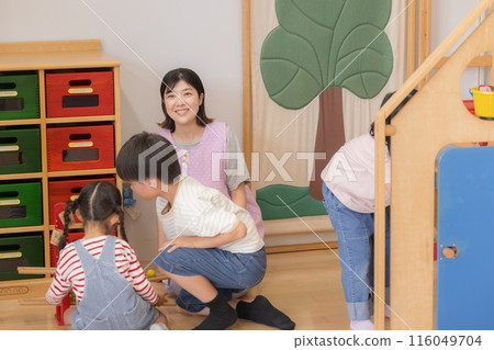 老師和學生在課後或放學後日間服務中學習,多名小學生和老師在照顧他們。 老師和學生在課後或放學後日間服務中學習,多名小學生和老師在照顧他們。 116049704