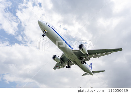 夏季 大阪機場（伊丹機場） 飛機降落大阪府豐中市 116050689