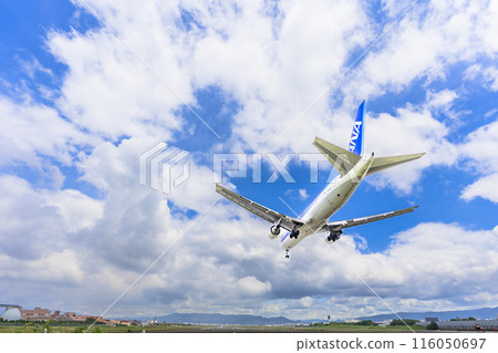 夏季 大阪機場（伊丹機場） 飛機降落大阪府豐中市 116050697
