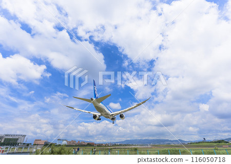 Osaka Airport (Itami Airport) in summer, landing plane, Toyonaka City, Osaka Prefecture Osaka Airport (Itami Airport) in summer, landing plane, Toyonaka City, Osaka Prefecture 116050718