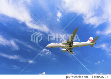 Osaka Airport (Itami Airport) in summer, landing plane, Toyonaka City, Osaka Prefecture Osaka Airport (Itami Airport) in summer, landing plane, Toyonaka City, Osaka Prefecture 116050724