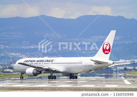 夏季大阪機場(伊丹機場)滑行的飛機 大阪府豐中市 夏季大阪機場(伊丹機場)滑行的飛機 大阪府豐中市 116050996