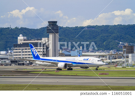 Osaka Airport (Itami Airport) in summer: Taxiing airplane, Toyonaka City, Osaka Prefecture Osaka Airport (Itami Airport) in summer: Taxiing airplane, Toyonaka City, Osaka Prefecture 116051001