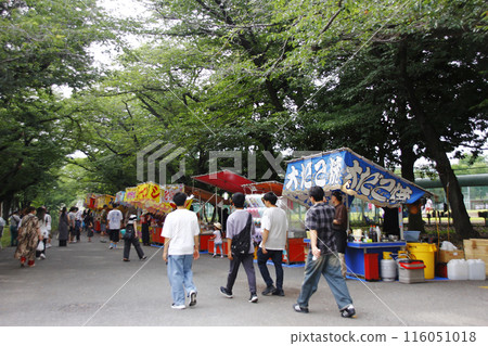 I invited my friends to join the stalls at the festival. Everyone was excited by the annual festival atmosphere. 116051018