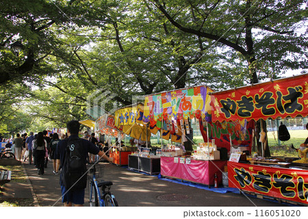 The festival stalls lined up under the cherry blossom-lined streets. Food stalls tempt everyone who is in the festival mood. 116051020