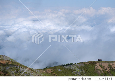 A shelter on the ridgeline, surrounded by a sea of clouds 116051151