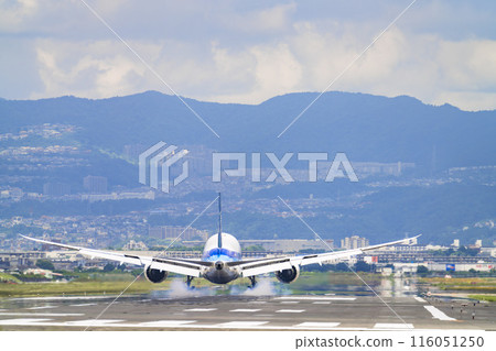 Osaka Airport (Itami Airport) in summer, landing plane, Toyonaka City, Osaka Prefecture Osaka Airport (Itami Airport) in summer, landing plane, Toyonaka City, Osaka Prefecture 116051250