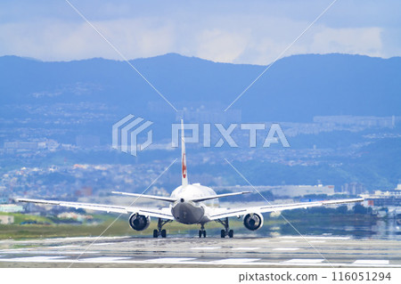 夏季大阪機場(伊丹機場)從大阪府豐中市起飛的飛機 夏季大阪機場(伊丹機場)從大阪府豐中市起飛的飛機 116051294