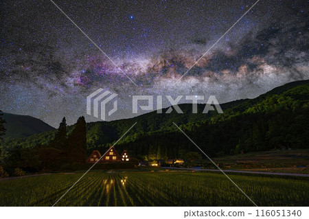 [銀河素材]白川鄉、三合掌和銀河[岐阜縣] 116051340