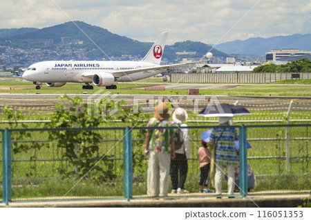 夏季 大阪機場（伊丹機場） 滑行飛機與畫廊 大阪府豐中市 116051353