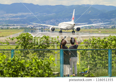 夏季 大阪機場(伊丹機場) 滑行飛機與畫廊 大阪府豐中市 夏季 大阪機場(伊丹機場) 滑行飛機與畫廊 大阪府豐中市 116051355