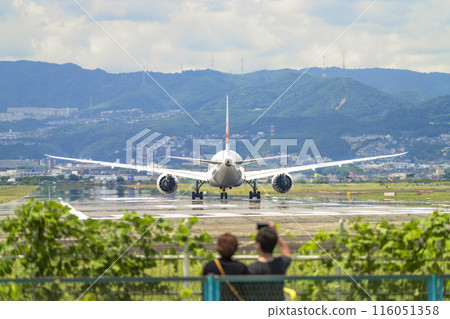 夏季 大阪機場(伊丹機場) 滑行飛機與畫廊 大阪府豐中市 夏季 大阪機場(伊丹機場) 滑行飛機與畫廊 大阪府豐中市 116051358