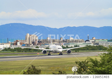 Osaka Airport (Itami Airport) in summer: Taxiing airplane, Toyonaka City, Osaka Prefecture Osaka Airport (Itami Airport) in summer: Taxiing airplane, Toyonaka City, Osaka Prefecture 116051403