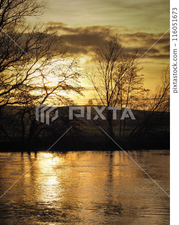 Warm glow of late afternoon winter sun, River Thames, Shillingford, Oxfordshire Warm glow of late afternoon winter sun, River Thames, Shillingford, Oxfordshire 116051673