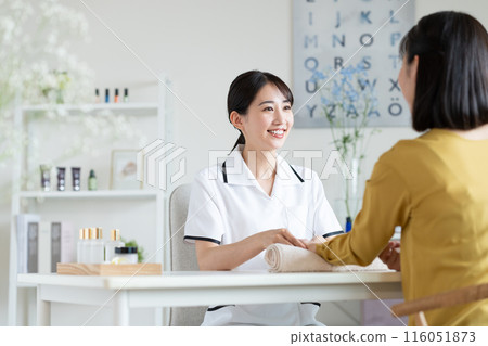 治療師做手部按摩 治療師做手部按摩 116051873